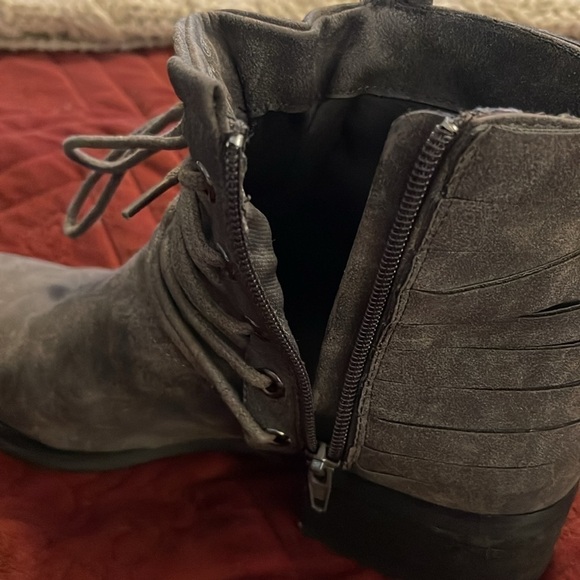 Women’s 9.5 ankle boots gray suede‎ feel. Side zipper lace up front for fit - Picture 4 of 8